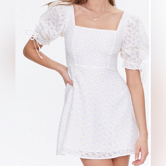 Forever 21 Dresses & Skirts - Forever 21 Daisy Print Puff Sleeve Mini Dress